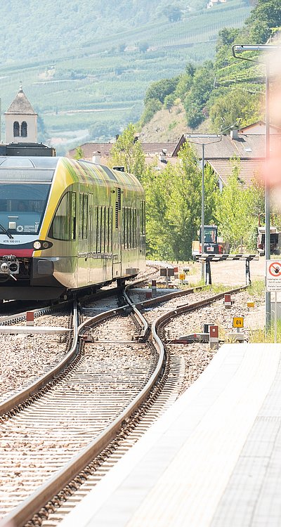 Viaggia gratis con la BrixenCard su treni e bus in Alto Adige