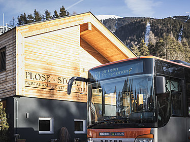 Viaggio in autobus gratis con la BrixenCard per vacanze in Alto Adige ssenza macchina