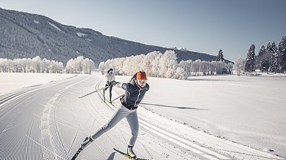 Persone che scoprono i centri fondo dell‘Alto Adige intorno a Bressanone