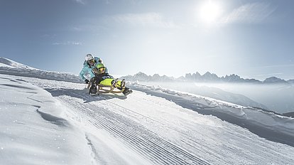 Auf der Rodelbahn die Dolomiten im Blick