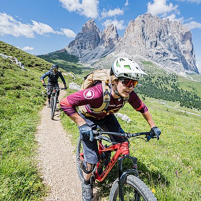 Die Sellaronda bei einer Mountainbike Tour von Brixen aus erkunden