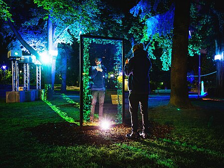 Kunstwerk mit Spiegel beim Wasserfestival in Brixen